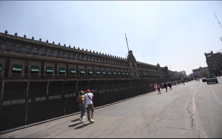 La colocación de barreras alrededor de Palacio Nacional para muchos resulta una medida irónica porque el mismo AMLO alguna vez encabezó protestas en ese mismo lugar. EFE / S. Gutiérrez