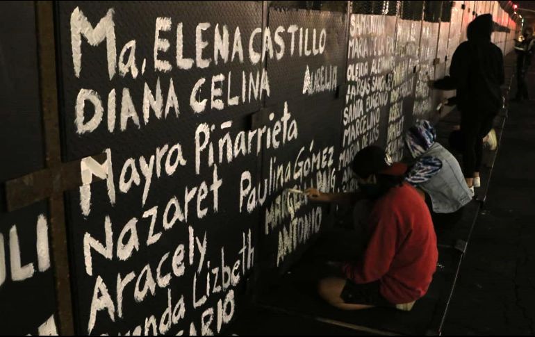 Mujeres colocaron los nombres de las víctimas previo a la conmemoración por el Día Internacional de la Mujer. SUN / C. Mejía