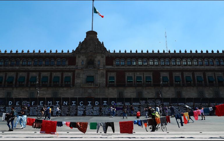 El Palacio Nacional luce con protecciones este domingo, previo a la manifestación de mañana por el Día de la Mujer. EFE/C. Ramírez