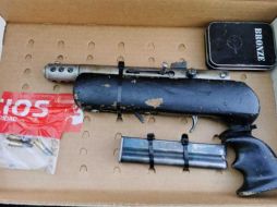 Los oficiales aseguraron una subametralladora calibre .22. Cortesía