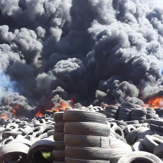 Combaten incendio en depósito de llantas en Tlaquepaque