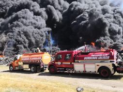 El incendio de llantas se registra en la colonia Solidaridad. TWITTER@PCJalisco