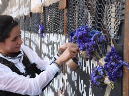 Hoy la convocatoria fue llevar flores y listones morados para honrar la memoria de las víctimas. SUN / A. Martínez