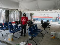 Una cuadrilla de trabajadores pintó los muros exteriores y limpió el interior del Centro de Salud. EL INFORMADOR / G. Gallo