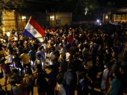 MANIFESTACIÓN. Los inconformes denuncian la precariedad de un sistema de salud pública desbordado por los casos de coronavirus. EFE