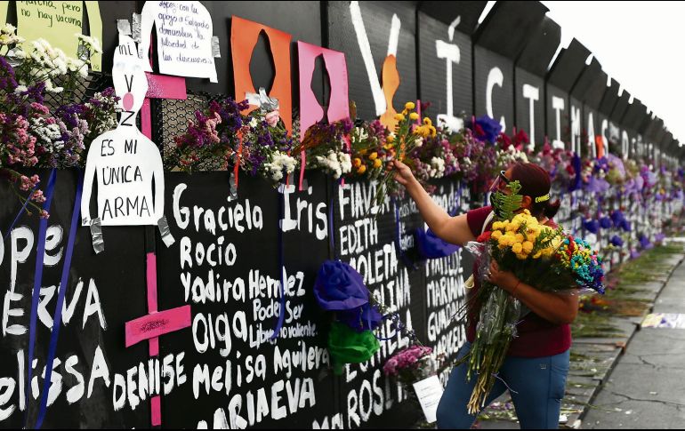 MURO. El Palacio Nacional fue blindado por el Gobierno federal con vallas metálicas desde el viernes  ante las marchas por el Día Internacional de la Mujer. Feministas y familiares escribieron sobre el muro los nombres de víctimas de feminicidio. SUN