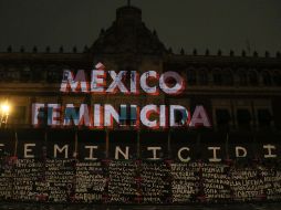 Colectivos feministas se han manifestado en Palacio Nacional colocando flores por las víctimas de feminicidio. XINHUA / S. Flores