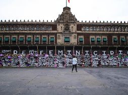 AMLO defendió la inédita valla que se colocó el viernes alrededor del Zócalo de Ciudad de México y el Palacio Nacional, donde él vive y trabaja. XINHUA / M. López