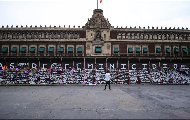 AMLO defendió la inédita valla que se colocó el viernes alrededor del Zócalo de Ciudad de México y el Palacio Nacional, donde él vive y trabaja. XINHUA / M. López