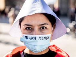Una activista asiste a una manifestación en Berlín, Alemania, por el Día Internacional de la Mujer. EFE/F. Singer