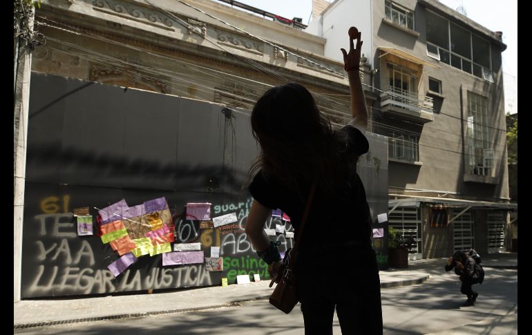 Una manifestante arroja un huevo. EFE/J. Méndez