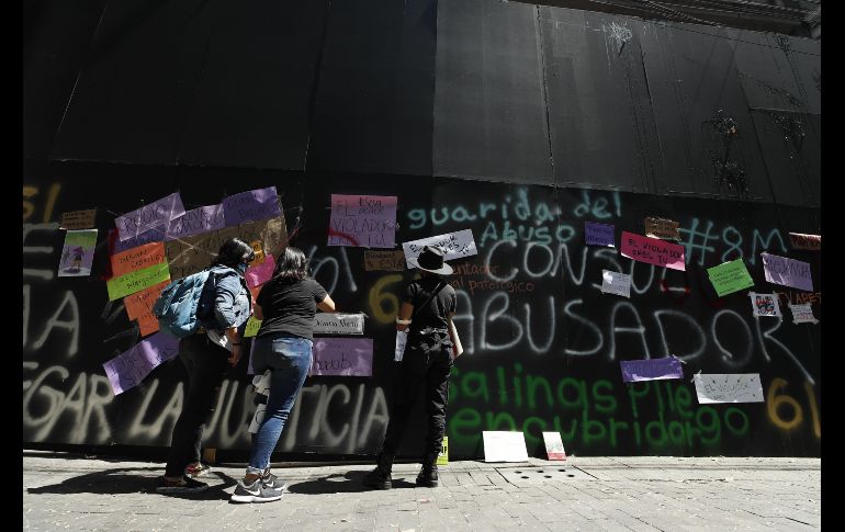 Mujeres colocaron carteles y escribieron mensajes en las placas de madera que protegen la casa de Roemer. EFE/J. Méndez