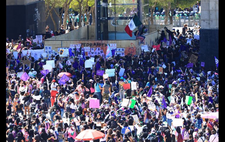La concentración en el Monumento a la Revolución en Ciudad de México previo a la marcha por el Día Internacional de la Mujer. EFE/C. Ramírez