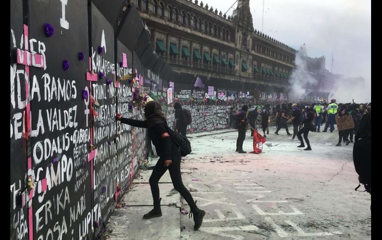 Manifestantes se lanzaron contra las vallas colocadas para proteger el Palacio Nacional en Ciudad de México. SUN/V. Rosas
