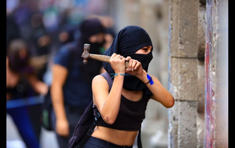 Un grupo de mujeres iban con martillos, aerosoles y lazos, entre otros instrumentos. EFE/C. Ramírez