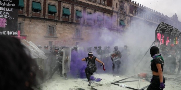 D&iacute;a de la Mujer M&eacute;xico: Tumban vallas frente a Palacio Nacional