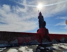 La mancha de “sangre” mide aproximadamente 280 metros cuadrados, mismos que han sido tejidos por alrededor de 200 mujeres y hombres. EL INFORMADOR / R. Bobadilla