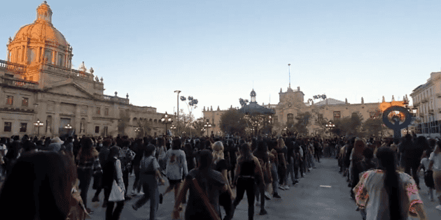 D&iacute;a de la Mujer: Montan performance frente a la &ldquo;Antimonumenta&rdquo; de Plaza de Armas a manera de protesta