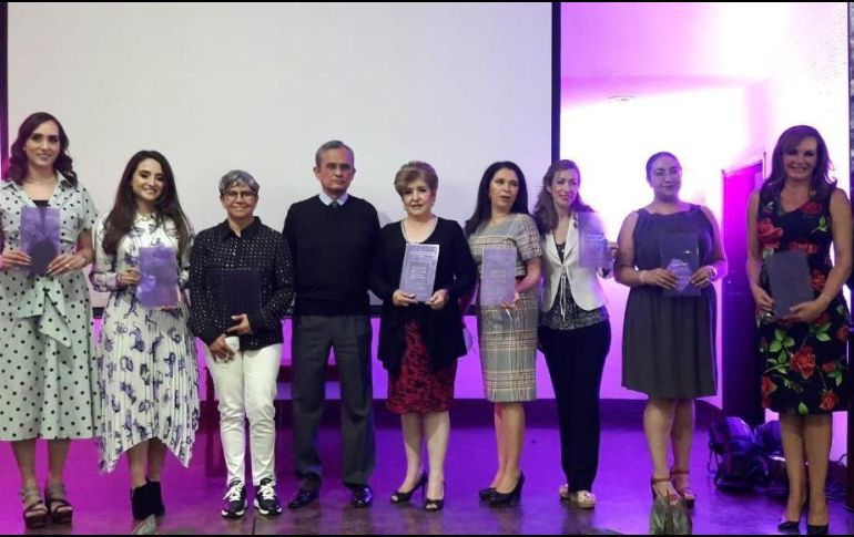La Unión de Comerciantes del Mercado de Abastos (UCMA) entregó reconocimientos a ocho mujeres destacadas. Cortesía