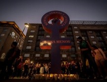 Decenas de mujeres se reunieron esta tarde frente a la “Antimonumenta”. EL INFORMADOR / F. Atilano