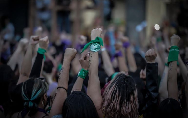 Decenas de mujeres se reunieron esta tarde frente a la “Antimonumenta”. EL INFORMADOR / F. Atilano
