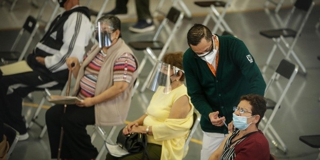 COVID-19 en Jalisco: Pese a demoras, inicia vacunaci&oacute;n en Tlaquepaque