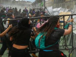 CHOQUE. Durante la manifestación en la Ciudad de México, mujeres inconformes por la violencia de género en el país se enfrentaron con policías que resguardaban el Palacio Nacional, espacio donde despacha el Presidente López Obrador.  SUN