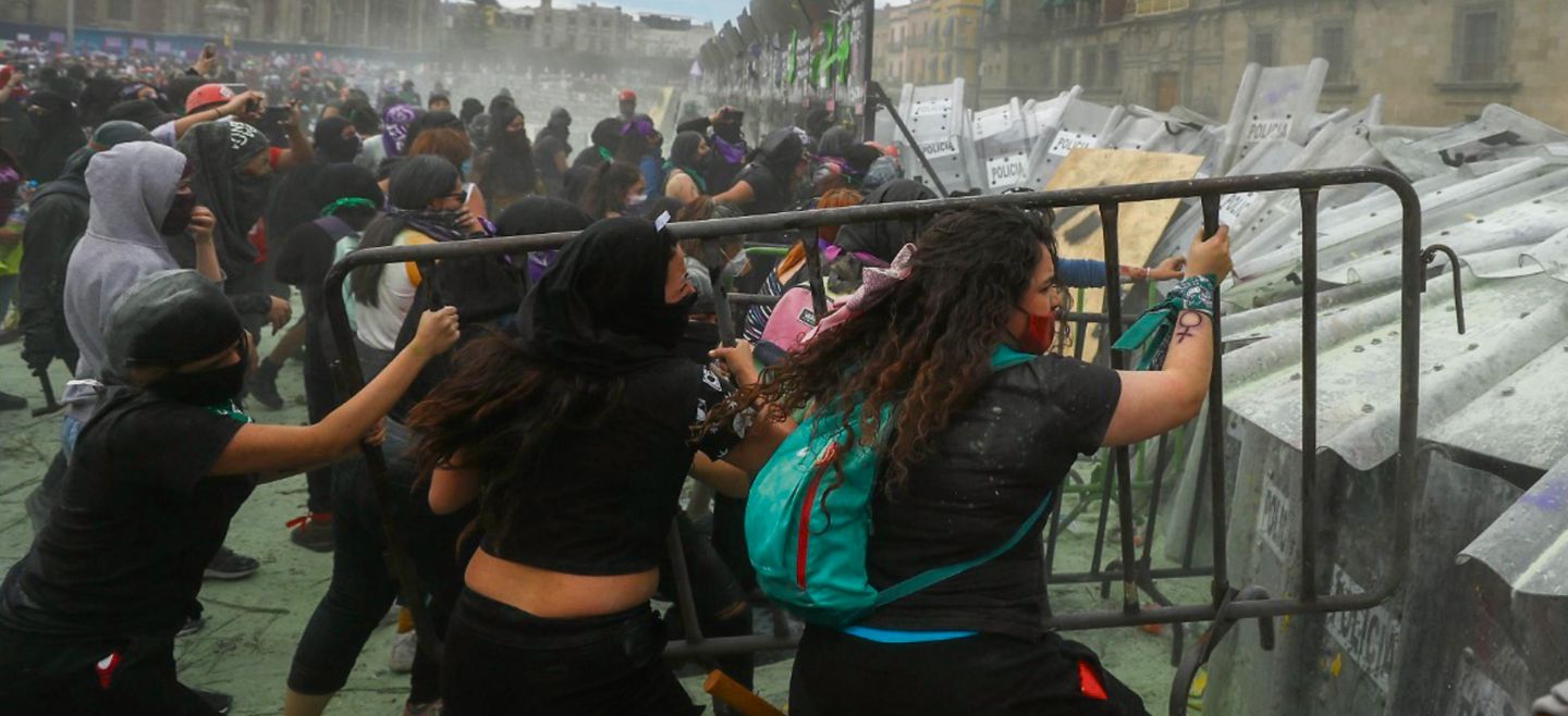 CHOQUE. Durante la manifestación en la Ciudad de México, mujeres inconformes por la violencia de género en el país se enfrentaron con policías que resguardaban el Palacio Nacional, espacio donde despacha el Presidente López Obrador.  SUN