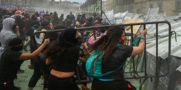 Furia feminista se apodera del 8M en M&eacute;xico; derriban parte de muro