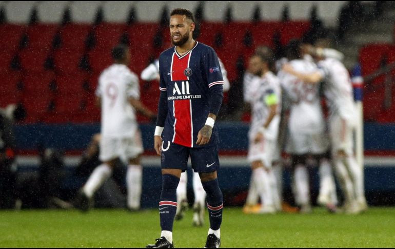 Neymar sufrió una lesión en el aductor izquierdo en el duelo de Copa contra el modesto Caen y el club fijó en un mes su periodo de recuperación, lo que situaba la vuelta de los octavos al límite de la misma. ARCHIVO