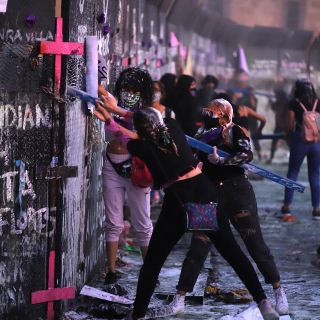 Retiran vallas de Palacio Nacional tras marcha del 8M