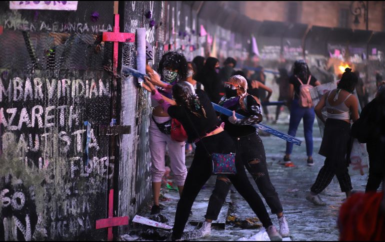 La colocación de estas vallas fue criticado por sectores de la sociedad, quienes señalaron una falta de sensibilidad del gobierno federal. XINHUA / S. Quintero