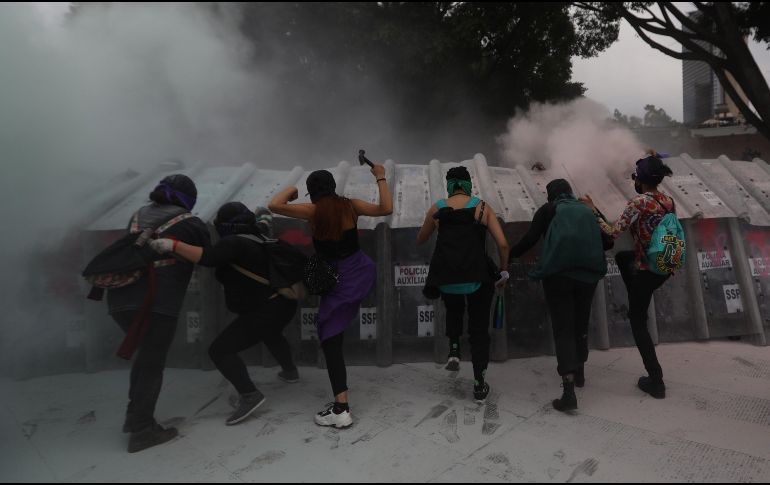 El punto álgido de la protesta ocurrió en el Zócalo, donde un grupo de mujeres derribó parte de la inédita valla metálica en Palacio Nacional. EFE / ARCHIVO