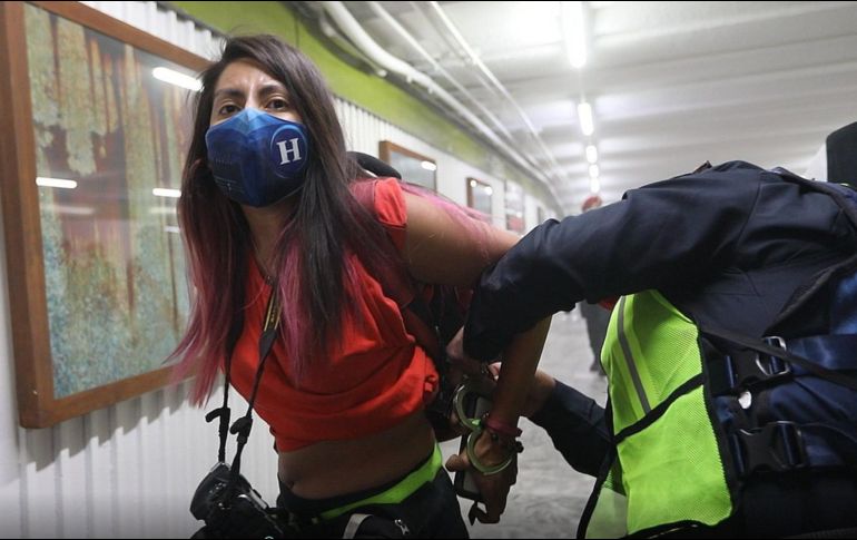 Una fotógrafa que ayer fue detenida en la estación Hidalgo del Metro de Ciudad de México. EFE/ARCHIVO