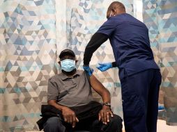 Médicos opinan que los voluntarios son figuras clave, aunque son objeto de críticas por querer dosis que podrían ser destinadas a grupos vulnerables. EFE/E. Laurent