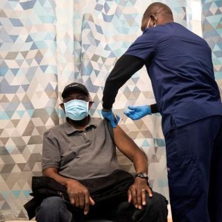 COVID-19: voluntariado, una opción para recibir la vacuna en EU