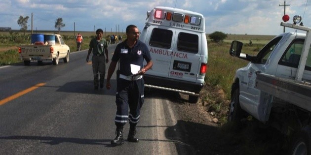 Vuelca camioneta con indocumentados en Oaxaca; hay un muerto