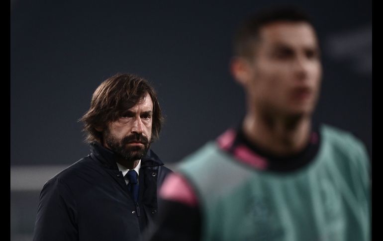El entrenador del Juventus, Andrea Pirlo mira el calentamiento de su escuadra previo al encuentro de octavos de final de la Champions League.  AFP / M. BERTORELLO