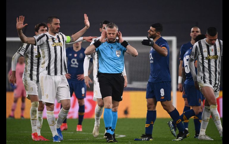 El árbitro del encuentro fue Bjorn Kuipers quien tuvo un momento tenso al expulsar por segunda amarilla a Mehdi Terami, del Porto. AFP / M. BERTORELLOAFP / M. BERTORELLO