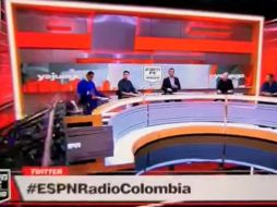 Apenas comenzaba el episodio cuando el conductor principal daba la entrada al espacio deportivo, pero de pronto, a su derecha, una pantalla gigante se le fue encima a uno de sus compañeros. YouTube