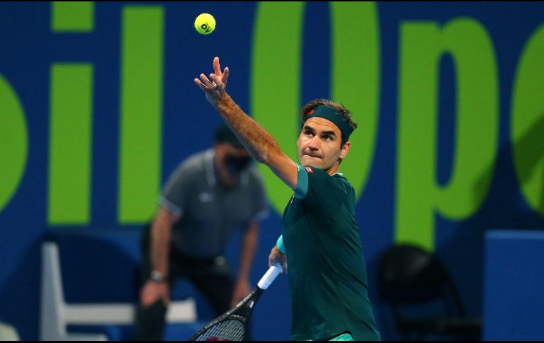 Federer, que no competía desde el Abierto de Australia en 2020, dio muestras de su calidad, pese a no ofrecer su mejor versión tras un año parado y dos operaciones en la rodilla derecha. AGP / S. Al-Rejjal