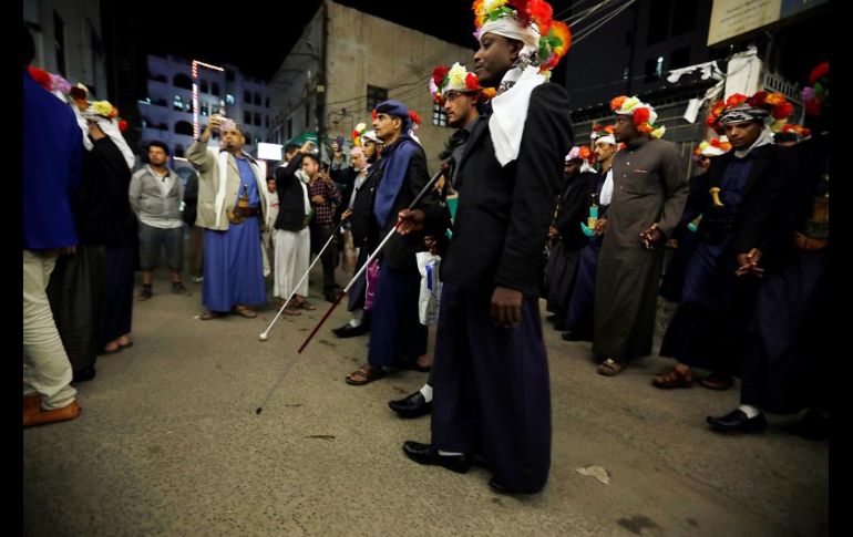 Las bodas exclusivas para invidentes se llevan celebrando cada año en Saná desde 2017, con alrededor de medio centenar de novios para reducir de esta forma los costes del evento. EFE/Y. Arhab