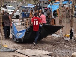 Autoridades del Instituto Nacional de Migración y del municipio de Matamoros desmantelan el campamento de migrantes que estaba en la ciudad. EFE/A. Jacome