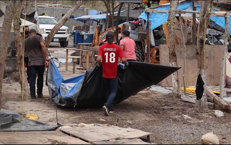 Autoridades del Instituto Nacional de Migración y del municipio de Matamoros desmantelan el campamento de migrantes que estaba en la ciudad. EFE/A. Jacome