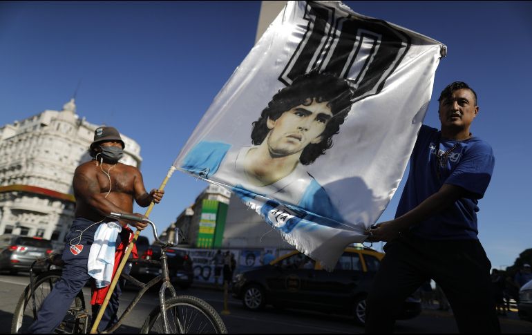 El mítico Obelisco porteño, donde los argentinos celebraron en 1986 la obtención de la Copa del Mundo de México gracias a Diego Maradona, volvió a convertirse este miércoles en el punto de encuentro de cientos de fanáticos. EFE / J. Roncorini