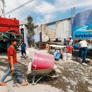 Pipas hacen su “agosto” con venta de agua en Guadalajara