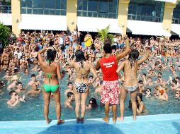 El año pasado, aparecían en los medios y redes sociales imágenes de jóvenes universitarios en grandes grupos, bebiendo y disfrutando de la playa y otros destinos soleados. NTX / ARCHIVO