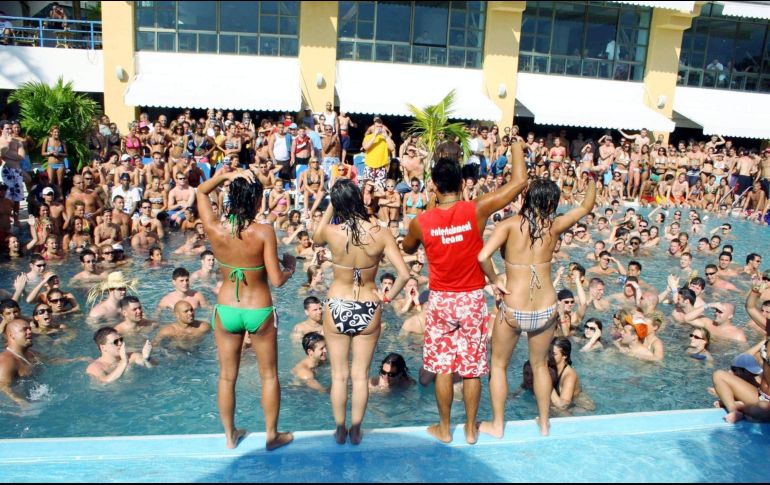 El año pasado, aparecían en los medios y redes sociales imágenes de jóvenes universitarios en grandes grupos, bebiendo y disfrutando de la playa y otros destinos soleados. NTX / ARCHIVO