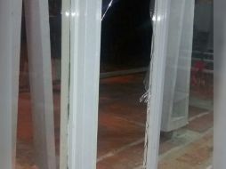 El hombre, quien se mostraba agresivo, presuntamente quebró un cristal de aproximadamente 70 centímetros por un metro y veinte centímetros de longitud. ESPECIAL / Policía de Guadalajara
