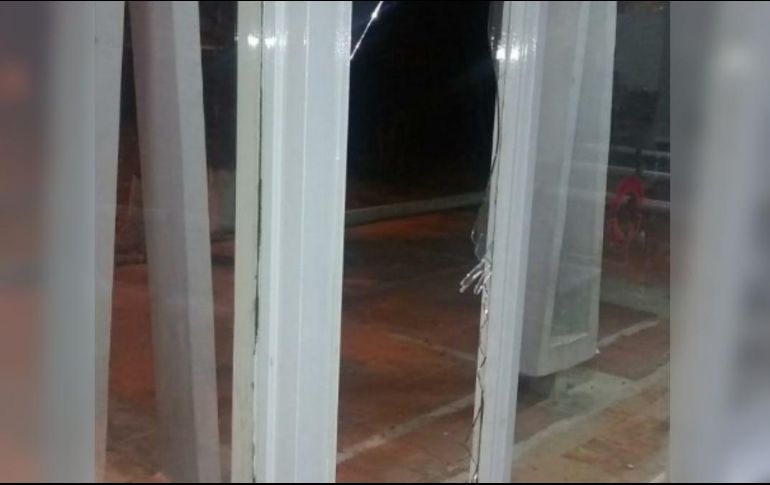 El hombre, quien se mostraba agresivo, presuntamente quebró un cristal de aproximadamente 70 centímetros por un metro y veinte centímetros de longitud. ESPECIAL / Policía de Guadalajara